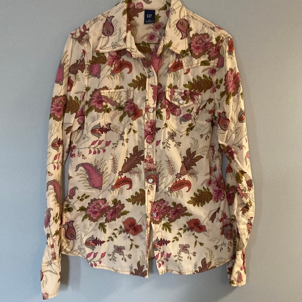 Gap cream flower pattern button down long sleeve top with pearl snaps